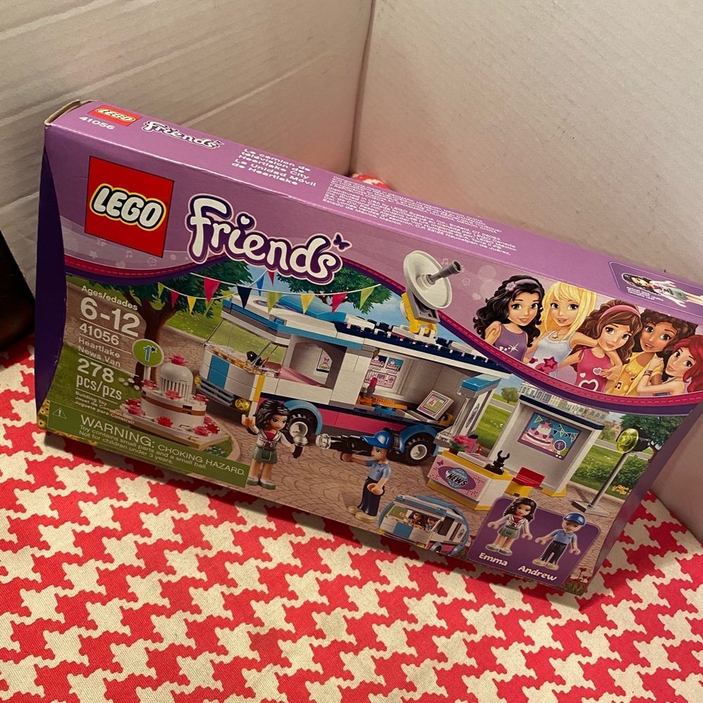 LEGO Friends Set #41056 Heartlake News Van - Picture 2 of 5